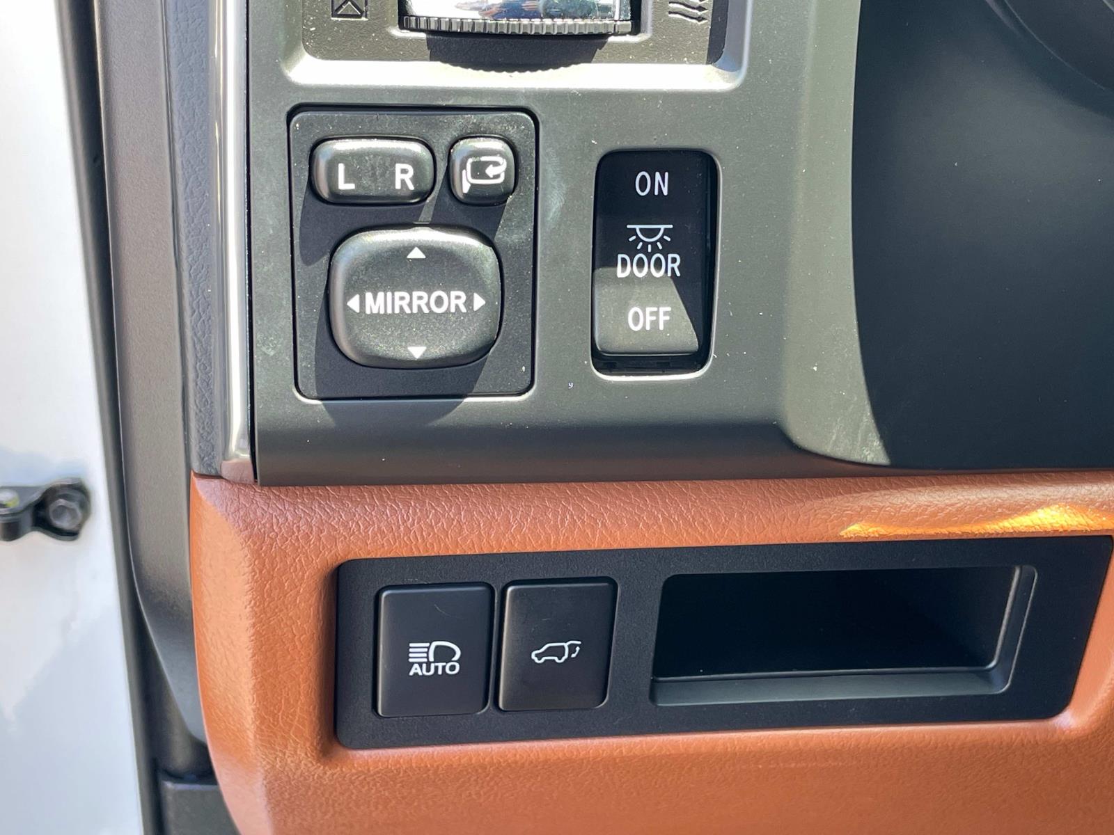 2020 Toyota Sequoia Platinum photo 19