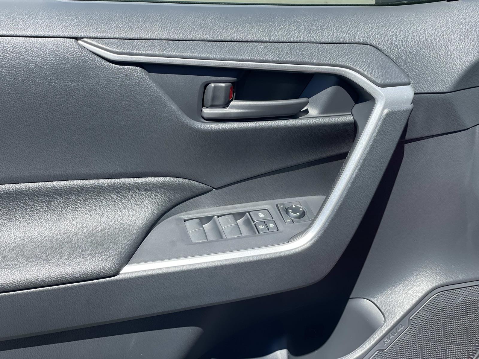 2025 Toyota RAV4 Hybrid LE photo 17