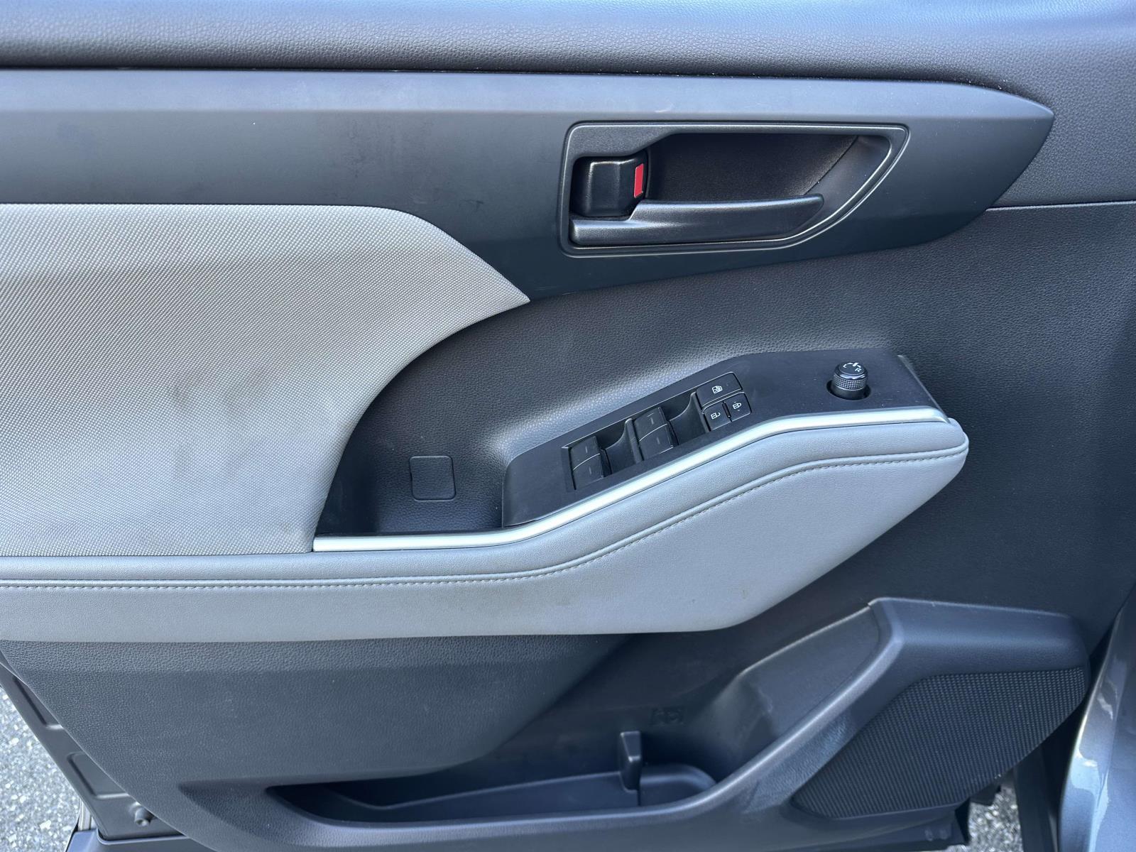 used 2022 Toyota Highlander car, priced at $35,755